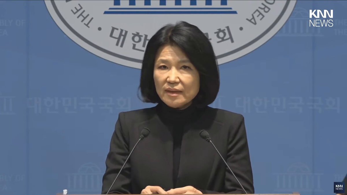 오늘 국회 기자회견에서 이진숙 폭탄 발언 “이재명 정권과 민주당 정권은 대한민국 파괴 정권이자 드럼통 정권입니다. 오늘 마지막으로 검찰청이 역사 속으로 사라지고 검찰의 보완수사권이 드럼통 안으로 사라졌습니다.” “내치가 이렇게 위기에 빠져 있는데 대통령은 바깥으로만 돌고 있습니다. 이재명 정권 민주당 정권 대한민국 파괴 정권 드럼통 정권에 대한 국민의 심판은 반드시 멀지 않을 것입니다.”