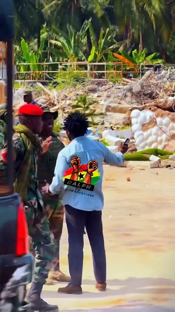 🚨 Come on mehn. I’m working and you come and whip me. I’m respecting your orders… reporting on what’s happening and you come and whip me. What you did wasn’t right — Ralph de Fellow Ghanaians to the military officer that “whipped” him