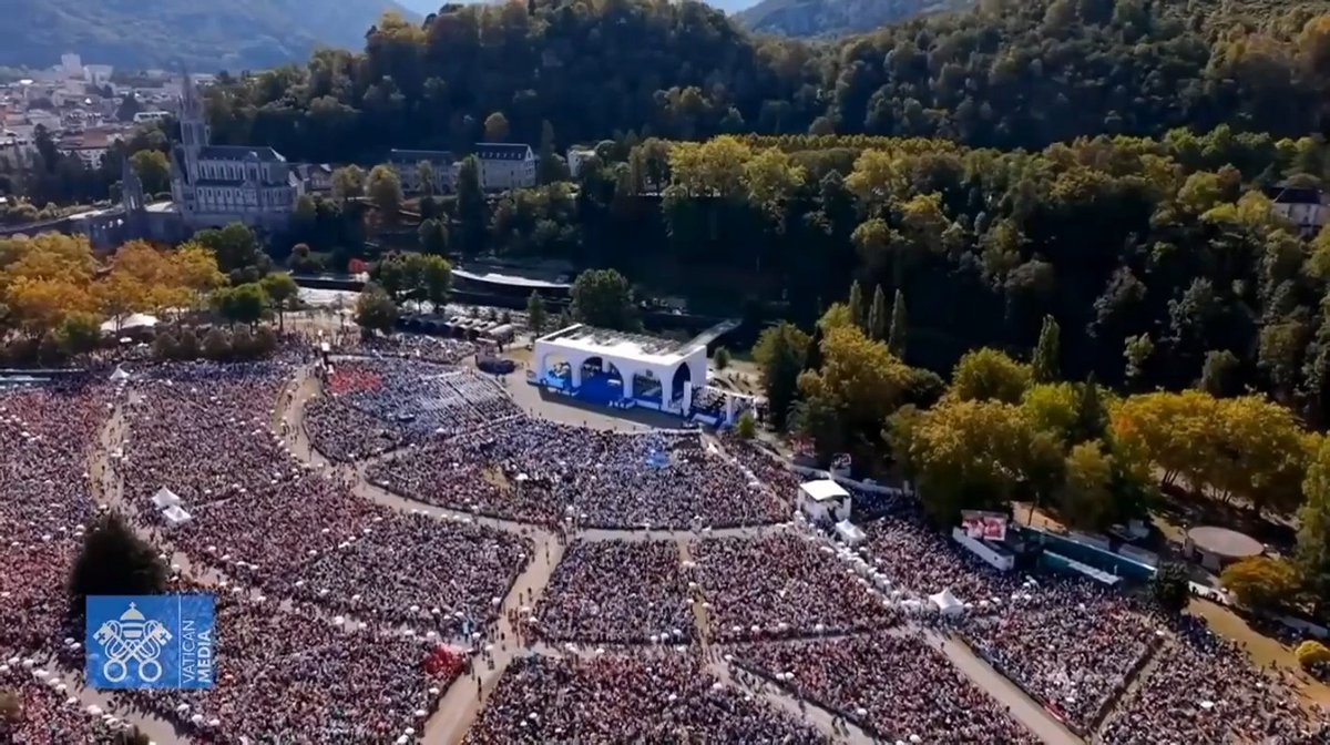 🔴 Le contraste est flagrant et le constat tellement évident : nous sommes, en France, littéralement engagés dans un combat entre le bien et le mal, entre la civilisation et la barbarie. Pendant quatre jours, la France a vécu un moment de grâce, de paix, de fraternité, d'humanité, de joie, de douceur et de recueillement absolument inouï, avec des millions de Français à la recherche de la vérité, de l'amour, de la beauté et de la paix intérieures. Et nous vivons maintenant des jours où se répand partout la plus ignoble et la plus aveugle des barbaries, faite de haine, de violence, de destruction, de brutalité, de sauvagerie, de lynchages, de pillages... Et au milieu de tout ça, un État totalement impuissant, lâche et hébété, incapable de choisir son camp dans cette guerre entre la lumière et l'ombre... Pire, qui laisse l'ombre prendre le dessus. Et la prière du pape Léon XIV à Notre-Dame de Lourdes le 26 septembre dernier, résonne particulièrement... "Obtiens pour la France des dirigeants sages et généreux, prêts au sacrifice d’eux-mêmes, capables d’affronter les défis et voulant servir le bien commun."