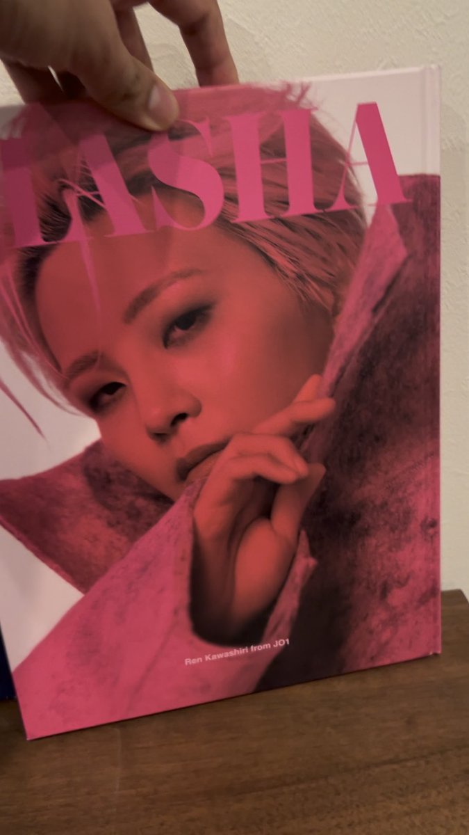 MASHAåµåå· ãBLUE/PINK æ¢ææŠå¿µãå£ãã âCOVER REN KAWASHIRI #å·å°»è® SARA MINAMI #åæ²è¯ BOURGEOISããç¶ããŠããã®2人ãMASHAåµåå·ã®è¡šçŽã食ã£ãŠãããããšããæ¬åœã«å¬ããæããŸãããããŠãå¿ããæè¬ããŠããŸãã ã¢ãŒãã衚çŸããäžã§ãæé«ã®2人ã§ããã ä»åãç¹ã«ãã ãã£ãã®ããè£
äžãã§ãã æã«åã£ãç¬éã«äœåãã®ãã®ãæããŠãããããããçŽã質æãŸã§çްéšã«ãã ãããŸãããæ¥æ¬ã®ã¢ãŒãã£ã¹ããšäžç·ã«ã€ããäœåãšããŠããããŸã§ã«ãªãéåæãæããŠããããäžåã«ãªã£ããšæããŸãã å°ãã ããåããèŠã2人ã®é
åãèªãããŠãã ããã â å·å°»è® è®ããã®é
åã¯ããäººãæ¹ãã€ãã衚çŸåã æ®åœ±äžãåãé ã®äžã§æããŠããã€ã¡ãŒãžãããã£ãããšçè§£ããŠè¡šçŸããŠãããŸãã ããã ãã§ã¯ãªããæã«ã¯åãæ³åããŠãã以äžã®è¡šçŸã«ä»äžããŠãããã圌ã¯ãããŒãããã£ããçè§£ããäžã§æ®åœ±ã«åãåã£ãŠãããã®ã§ãããã®ããŒããªããè®ããã¯ãã£ãšè¡šçŸããŠãããããšããä¿¡é ŒæããããŸãã å·å°»è®ã¯ãäœåããããªããã®ã§ã¯ãªããæé«ã®åœ¢ã§è¡šçŸããããšããã¢ãŒãã£ã¹ãã§ãã ããããããã«äººæ°ãåºãŠãã©ãã ãå¿ãããªã£ããšããŠããäœåãããªãã®ã§ã¯ãªããäžã€ã²ãšã€ã«å
šåã§åãåã£ãŠããã人ãªã®ã ãšæããŸããããã«ãåã¯ãšãŠã倧ããªé
åãæããŠããŸãã ãããŠãããäžã€ã®é
åããç¬é¡ãã ããã©ãŒãã³ã¹ãèŠãŠãããšããšãŠãã¯ãŒã«ãªå°è±¡ããããŸãããå®éã«è©±ããŠã¿ããšããã®å°è±¡ãšã¯å°ãéããŸãããšãŠãåªãã声ã§ãæž©ãããŠãç¬é¡ãæ¬åœã«çŽ æµãªäººã圌ãããããã®ãã¡ã³ããæãããŠããçç±ããå°ããããæ°ãããŸãã â åæ²è¯ æ²è¯ã¡ãããšã¯ãåºäŒã£ãŠãããããã10幎ã«ãªããŸãããããŸã§äœåºŠãäžç·ã«äœåãã€ãã£ãŠããŸããããåã«ãšã£ãŠåœŒå¥³ã®äžçªã®é
åã¯ããæŽã¿ãããªãããšã äŒããã³ã«ãæ°ããäžé¢ãèŠããŠãããã æ®åœ±äžãã¢ãã¿ãŒãèŠãªããããããªè¡šæ
ããããã ããšãåããŠç¥ã圌女ã®é¡ã«åºäŒãããšããããŸããäžæ¹ã§ã話ããŠã¿ããšæå€ãšç·ã£ãœããšããããã£ããããŠãããããã®ã£ããããšãŠãé¢çœãããããŠãäŒããã³ã«ç¬é¡ãå¢ããŠããããšããåã«ãšã£ãŠã¯å¬ããããšã§ãã 圌女ã¯ãå°ããã€äžãžäžãžãšé²ãã§ããããŸãã§ããããœãœã®çš®ã颚ã«ä¹ã£ãŠé ããžé£ãã§ããããã«ããã®ãŸãŸããã£ãšããããã®äººã«åœŒå¥³ã®é
åãç¥ã£ãŠããããååšã«ãªã£ãŠã»ãããšæã£ãŠããŸãã ãããŠãçããã¯ãåãã§ããããã åœŒå¥³ãæžãã³ã©ã ã¯ãæ¬åœã«ç§éžã§ãã èšèã®éžã³æ¹ãèŠç¹ã«ã圌女ãªãã§ã¯ã®ææ§ããããŸããããããã¯ããã€ãæç« ã®ãä»äºãäžç·ã«ã€ãã£ãŠãããããããªãšæã£ãŠããŸãã MASHAãšããæ°ããäœåã®å§ãŸããããã®2人ãšäžç·ã«ã€ãããããšãããšãŠãå¬ããæããŸãã ãã²ãæã«åã£ãŠ2人ã®è¡šçŸãæããŠãã ããã