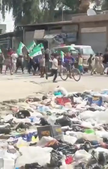 يعكس الفيديو واقع حي غويران في الحسكة، حيث تتراكم النفايات في الشوارع وسط تردٍ خدمي واضح. وكان الأولى توجيه المطالب نحو تحسين الخدمات ورفع النفايات، بدلًا من احتجاج بعض الأطفال والمراهقين ضد «قسد» التي اندمجت ضمن مؤسسات الدولة السورية.