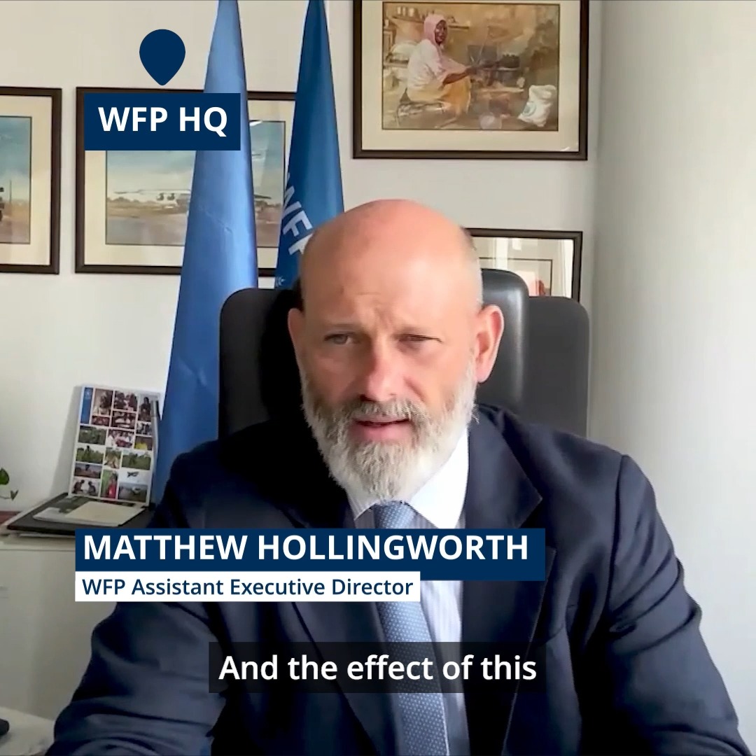 Families in #Yemen are fleeing escalating fighting, some surviving on bread and soup made from whatever they can find. WFP’s Matthew Hollingworth explains how teams are scaling up, and why urgent funding is needed before stocks run out. ⬇️