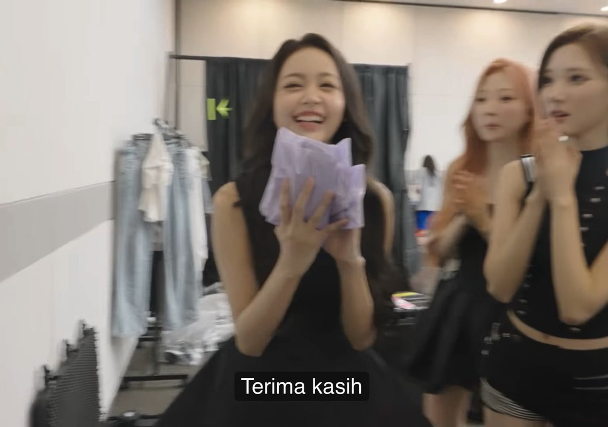 Joy sbn ~ Hearts2Hearts (bts ngasih suplemen ke adek”) 😭😭 Joy sbn awalnya malu” mau ketemu adek H2H.. Joy : Haloo…aku menyiapkan hadiah untuk kalian H2H : Terimakasih sbn (Carmen nerima suplemen yang dikasih sbn) 🫛 : JOY SBN !!!!!! Joy : (Malu- malu) bye”” SM FAMILY 🫶🫶🫶