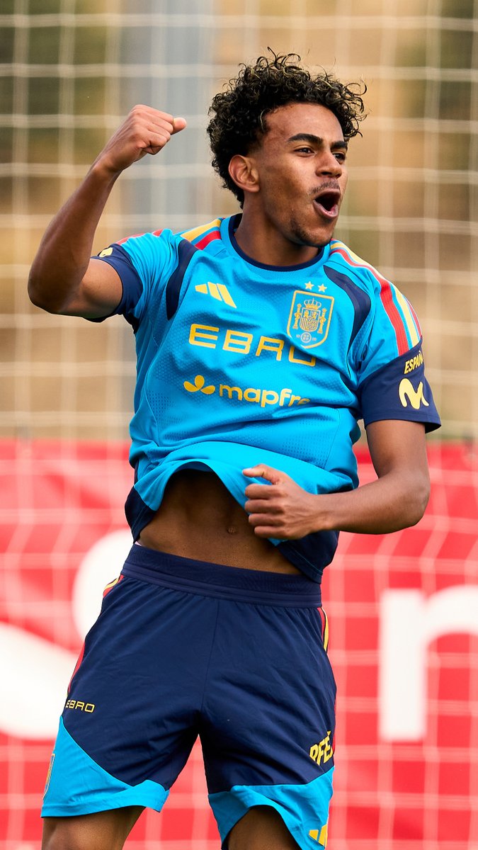 ⬆️ Lamine está con la flechita para arriba. Y sí, también mete goles así en los entrenos. #VamosEspaña | #NationsLeague