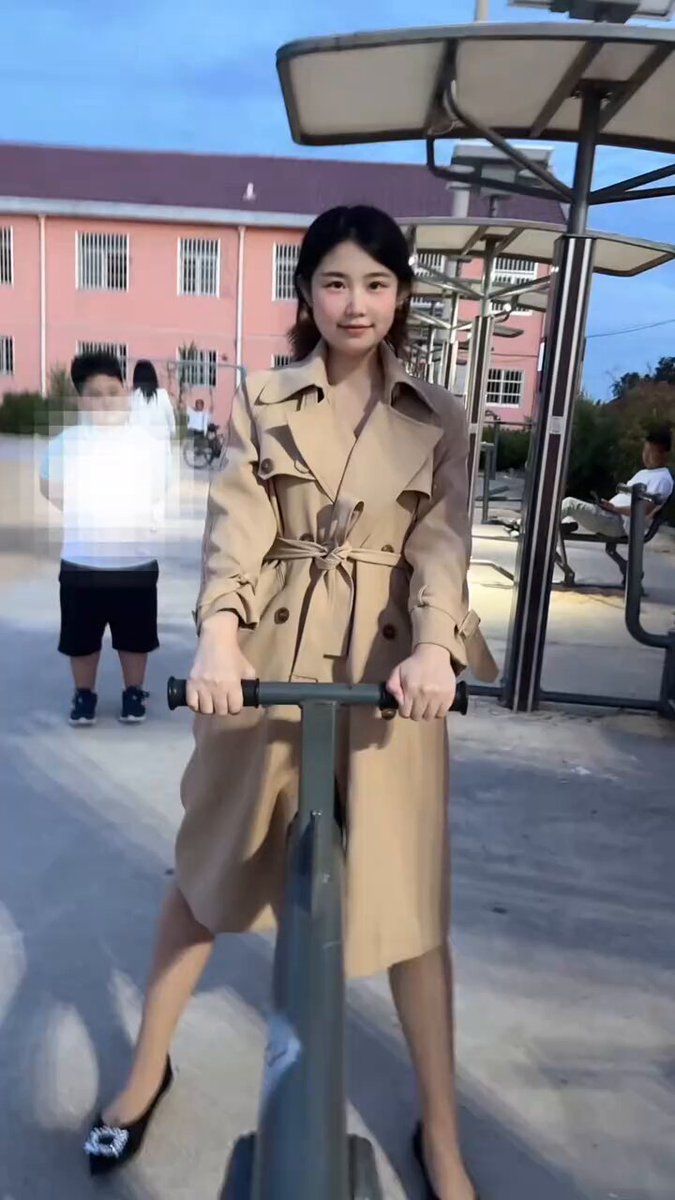 今天任务户外跷跷板，你们是不是看我的翘翘板，翘起来看到一点什么？还有更多是在粉红色房子后面草丛里面，忍不住那个了一下，小孩突然跑过来好尴尬 想看的评论区留言分享给你们 也可以找两三个粉丝陪我挑战。 #户外 #露出 #挑战
