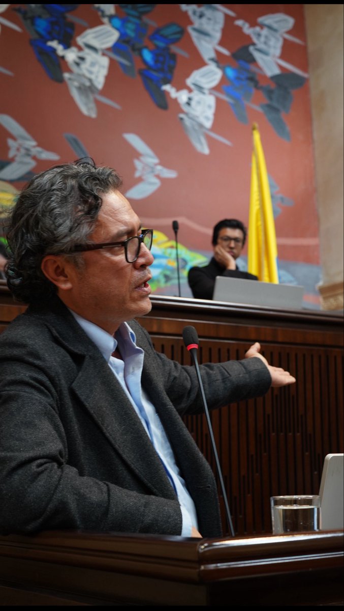 Señor ministro Miguel Gomez M lo citamos para explicar el Presupuesto General de la Nación, no para darle órdenes al Congreso ni para anunciar que quiere acabar con la DIANColombia Un presupuesto no es solo una lista de cifras: revela las prioridades de un gobierno, a quién beneficia y qué país pretende construir. ¿Dónde está la apuesta por reducir la desigualdad, garantizar derechos y construir paz? Hablan de una “patria milagro”, pero no explican cómo se traduce en bienestar para los colombianos. ¿Quieren un Estado al servicio de la gente o uno que garantice privilegios a unas élites que anden con el revólver al cinto? El Congreso exige respuestas, no está para aplaudirles.