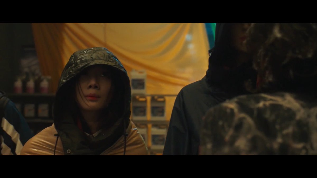 Colony🔥 Sebuah virus misterius menyebar di gedung pencakar langit Seoul, membuat semua orang terjebak di dalam. Masalahnya, para korban yang terinfeksi terus bermutasi dan berevolusi menjadi makin berbahaya. Suka film zombie yang brutal & bikin tegang? wajib nonton ini sih!🔥