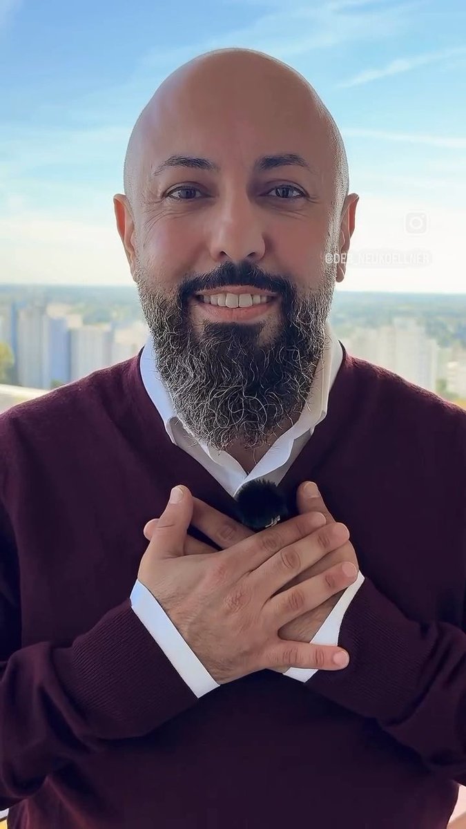 Erstes offizielles Statement von Ferat Koçak nach dem Clan-Skandal. Ein armseliger Versuch sein Bundestagsmandat zu retten. Das wird der Remmo-Familie aber gar nicht gefallen. Um einen seriösen Eindruck zu heucheln, hat Ferat extra geduscht und sich etwas ordentliches angezogen. Kein Pala-Tuch, kein Migrantifa-Outfit, kein „Wallah“ und kein „Bruder“. „Ich küsse eure Herzen“