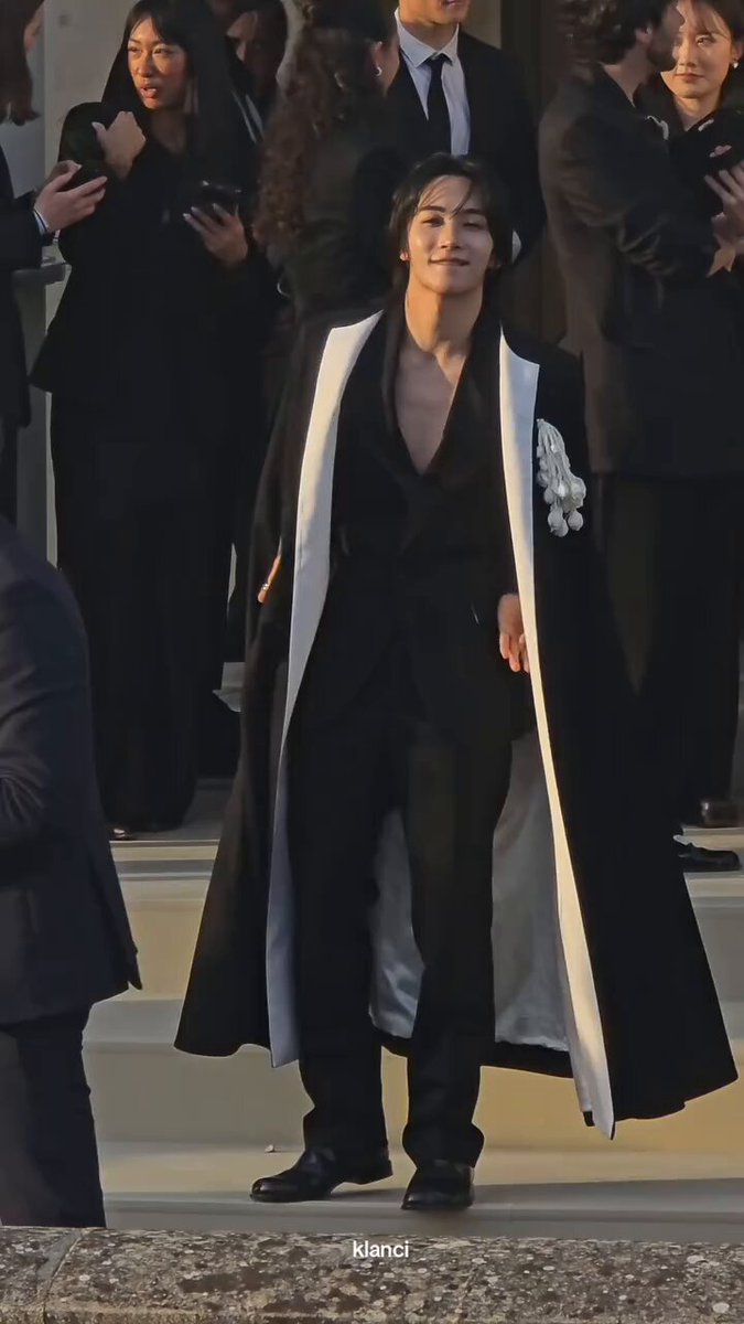 261002 #JEONGHAN #정한 JEONGHAN AT PARIS FASHION WEEK FOR GIVENCHY SUMMER 2027 WOMENSWEAR SHOW jeonghan’s prince bow 🥹🤍🖤 JEONGHAN AT GIVENCHY PFW #JEONGHANxGIVENCHY #GivenchySS27 #ParisFashionWeek 세븐틴(SEVENTEEN) Givenchy