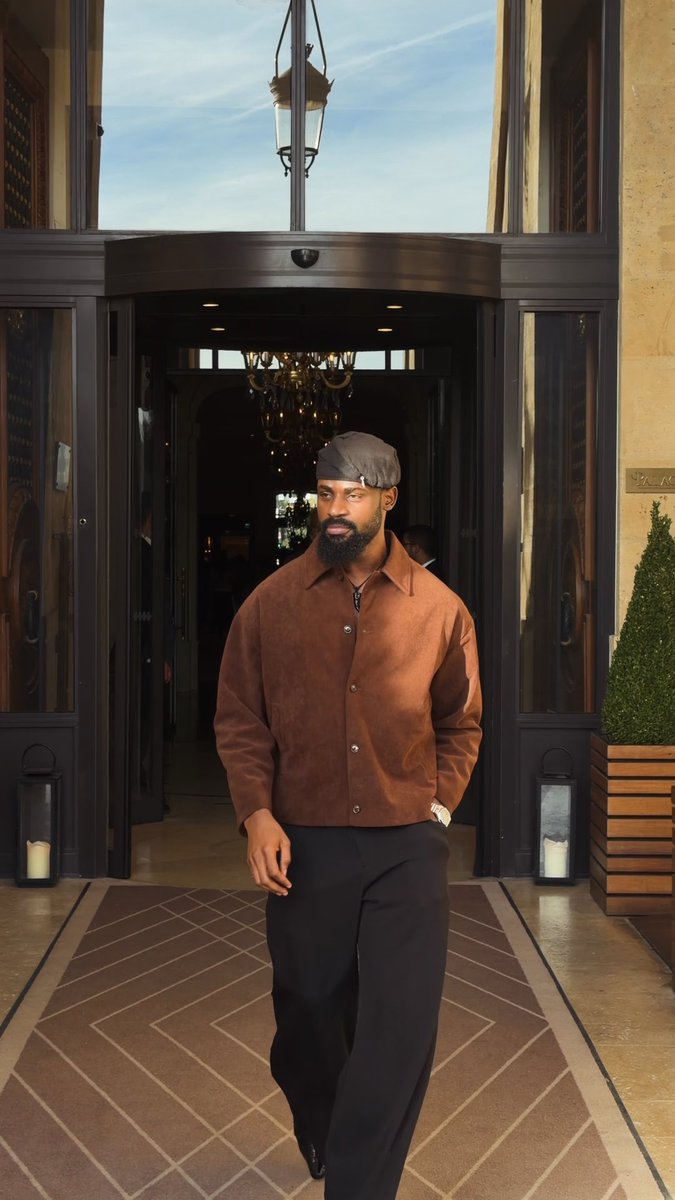 So Hermes flew this Ikorodu boy with his chessboard out to Paris for fashion week(still in awe). A little traumatized from the Louvre shenanigan 💀, but I’ll be sharing some great chess content and the world of fashion and celebrities(I’m curious myself). Stay tuned. 🇳🇬