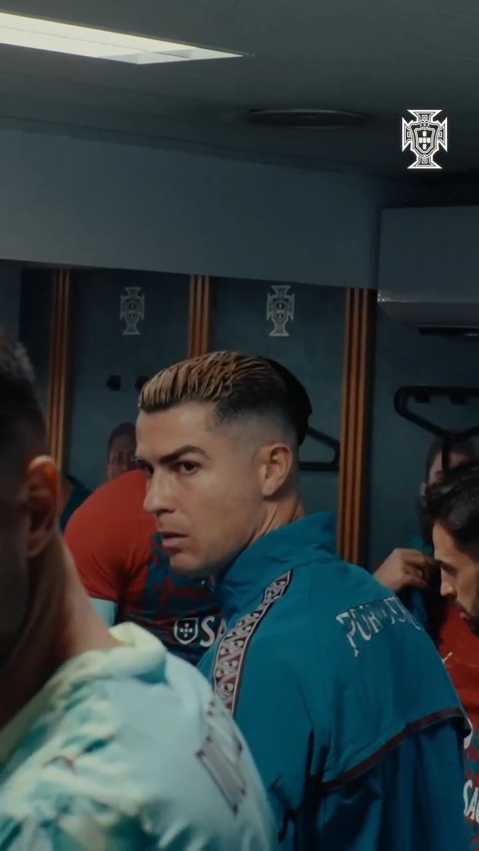 Cristiano Ronaldo dio un pequeño discurso para sus compañeros antes de iniciar los partidos de la Nations League. 👏🏻 🔝 ¿Habrá sido de los últimos momentos de CR7 con Portugal? 🥺