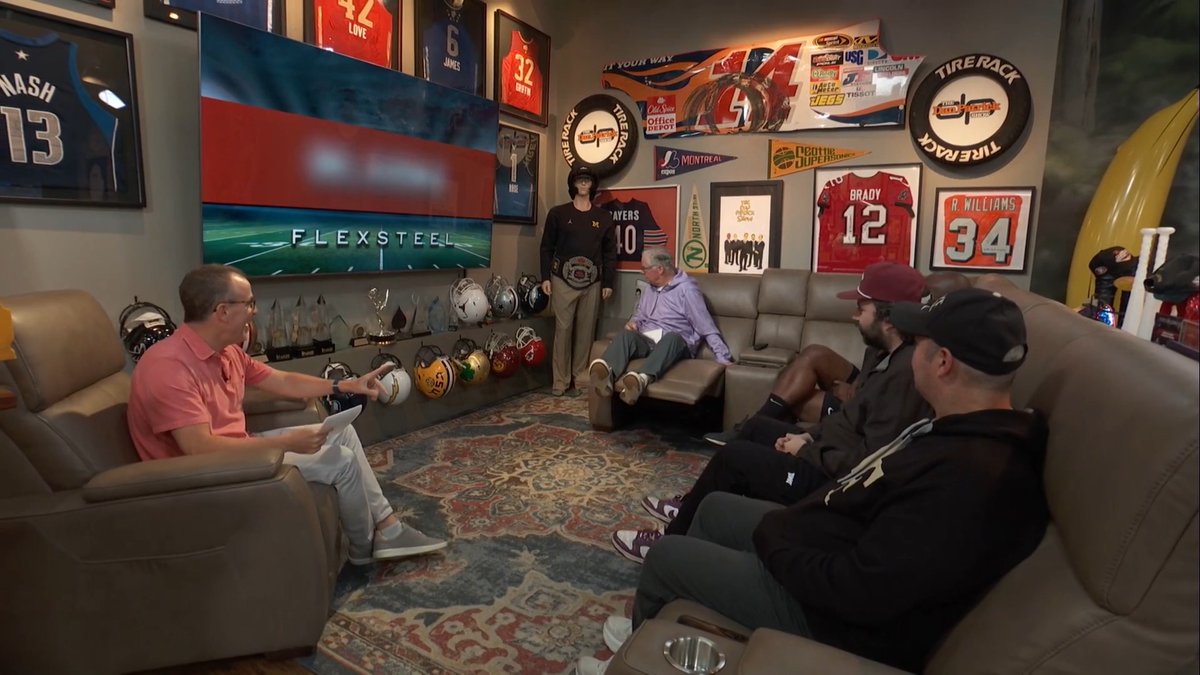 Who has it better than us, being able to sit on our Flexsteel Pulse and use their Pulse Immersive Sound System?! 🔊🔥 #Partner