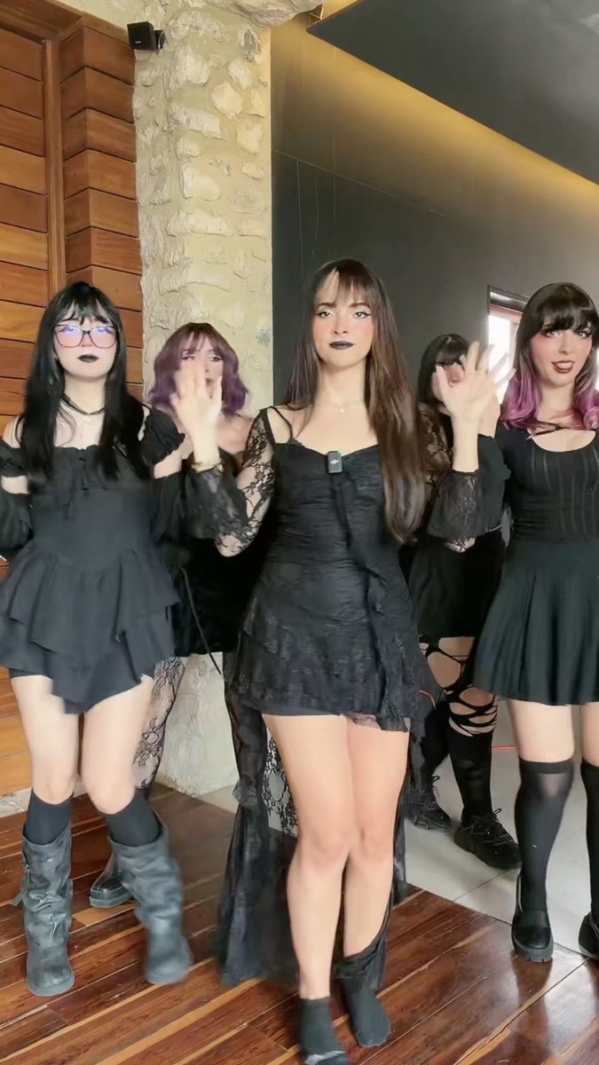 Ayer la Casa Minitas se vistió de goticas 🧐 #teamminitas