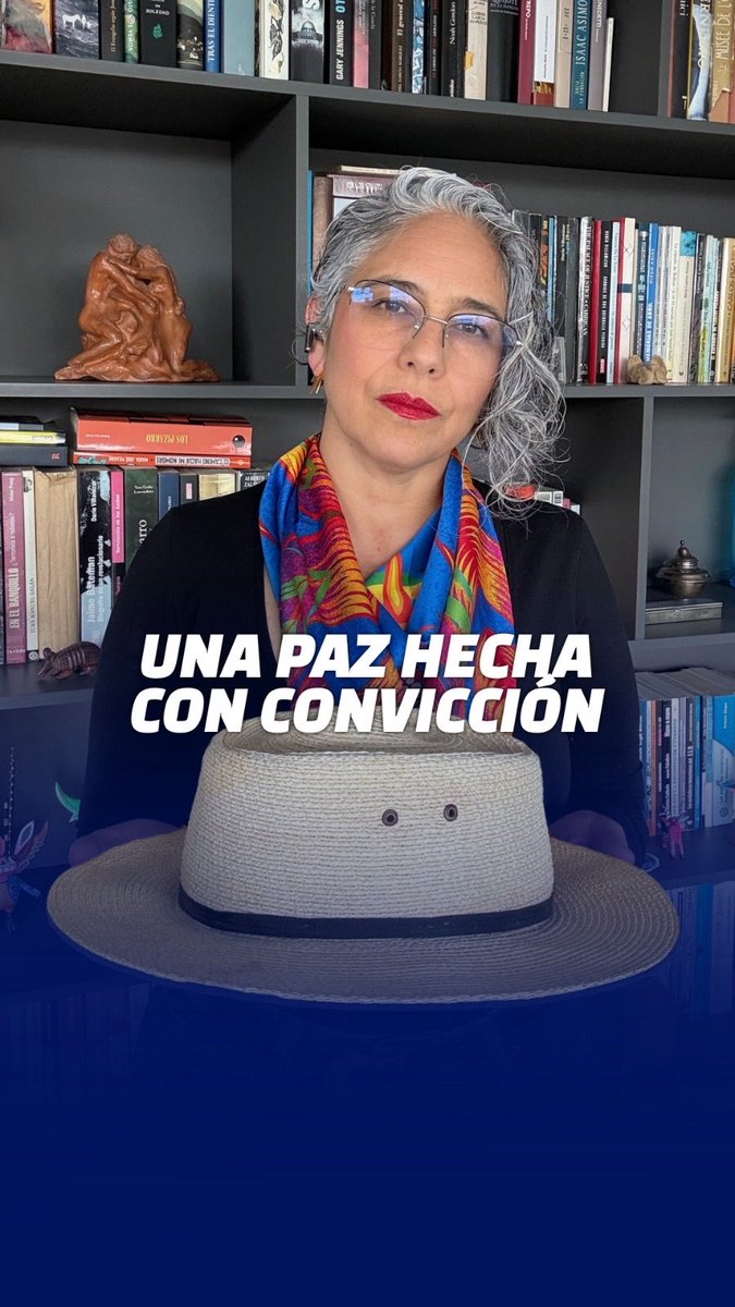 El sombrero nunca estuvo en la guerra. Estuvo en la firma de la paz y en el día en que asesinaron a mi padre, Carlos Pizarro. 🕊️ El M-19 dejó las armas para siempre. Fue el primer proceso exitoso de Colombia y el continente. Y aunque este gobierno quiere borrar nuestra memoria y criminalizar la paz en Colombia. No lo vamos a permitir. Pido mi bancada del Pacto Histórico Oficial que lidere en Congreso una ley que declare este sombrero Patrimonio de todos los colombianos. La memoria también es Colombia. 🇨🇴