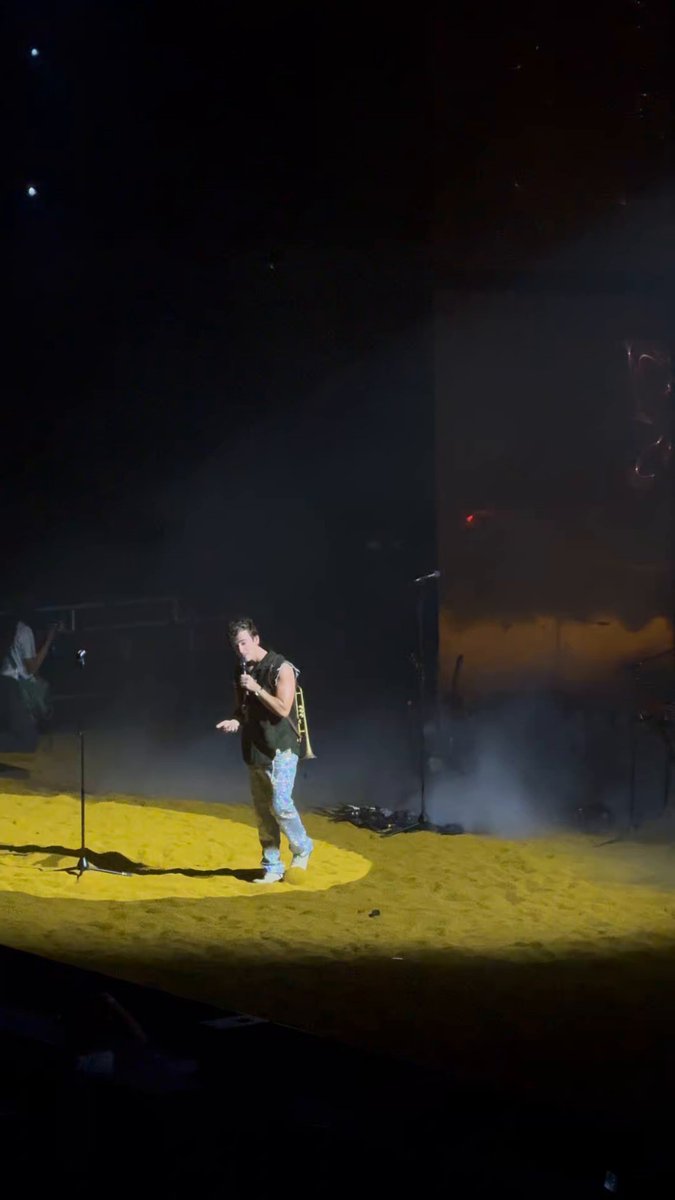🫶🏽 @guitarricadelafuente canta “La Nieve” de La Bola Negra en directo en el Movistar Arena de Madrid