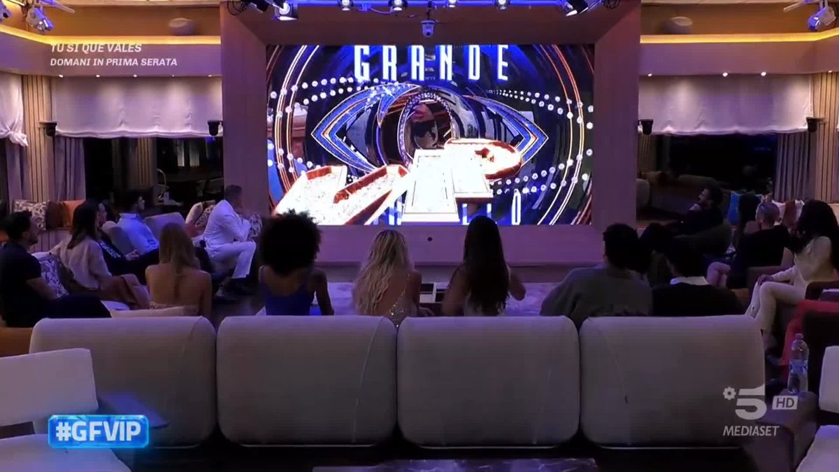 Ormai è "Valeria Mania" ovunque ✈️ #GFVIP