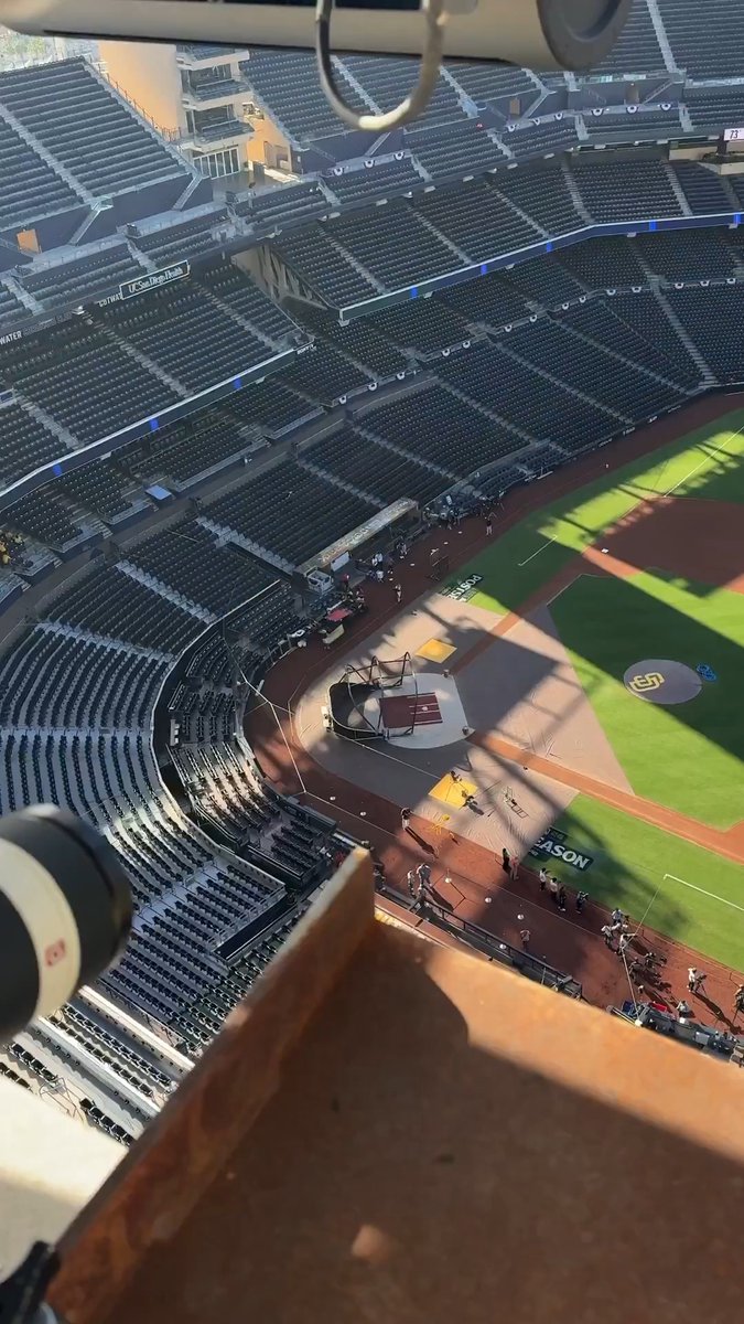 Ever wonder how bird’s-eye view photos are taken at ballparks? See the sights from the roof of Petco Park through the Oakley Meta Glasses 📸