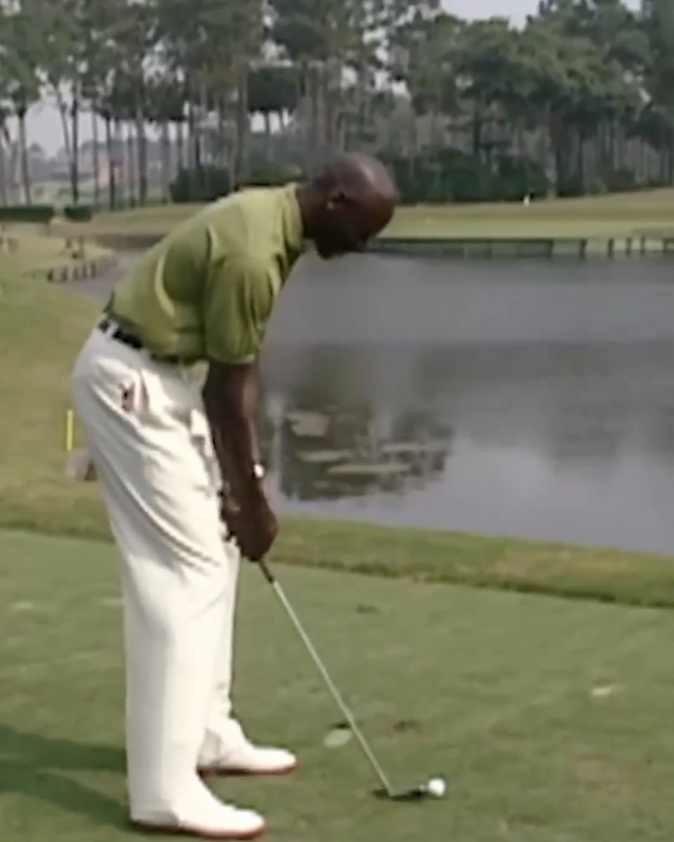 That time Michael Jordan threw a dart on the island green at TPC Sawgrass. 🎯 📹: The Players