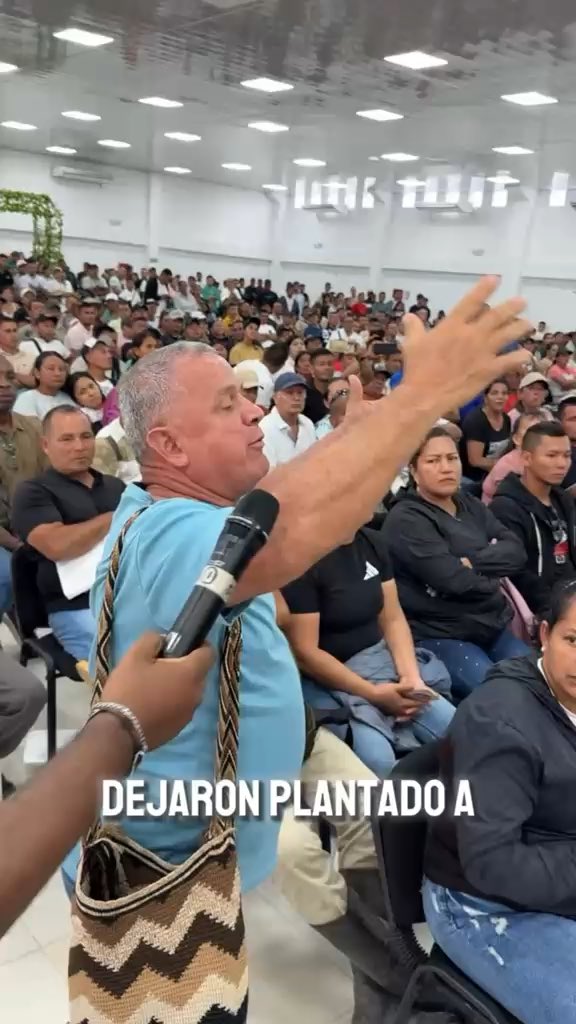 ¡El Gobierno de Abelardo dejó plantados a los campesinos e indígenas del Putumayo! Hoy, en la audiencia pública sobre aspersión aérea, no fueron capaces de venir al territorio a escuchar y mirar a la cara a las comunidades con las que pretenden experimentar, fumigándolas con un nuevo químico desde el aire. NI UN SOLO FUNCIONARIO DEL GOBIERNO ASISTIÓ. Su descentralización es pura paja. Lalis 🐆 Sandra Chindoy #RepreMiguelAngelRubioPutumayo