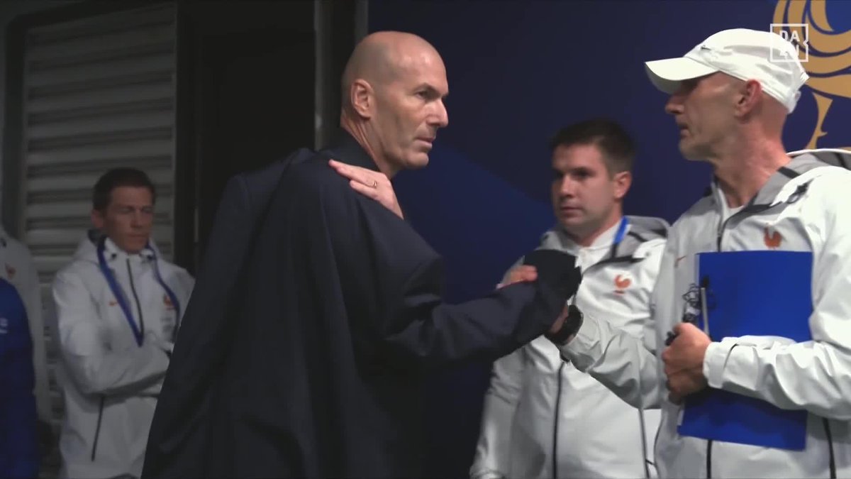 稀代のファンタジスタが還ってきた🇫🇷 🇫🇷英雄・ジダンがレ・ブルーを率いてのホーム初戦 フランスサポーターがコレオで迎える🔥 📺UEFAネーションズリーグ 🆚フランス×イタリア #だったらDAZN