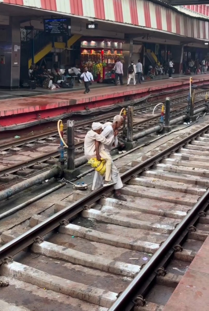 सफ़र चाहें जहां तक भी हो , तुम्हारा साथ यहां तक चाहिए मेरे दोस्त ।।