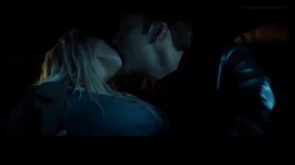 Angelina Jolie was out of her mind The chemistry in this scene is actually insane. It’s not even the kiss that makes it work. It’s everything before it, the eye contact, the hesitation, the silence, that feeling that both of them already know what’s coming.