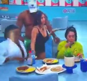 كريس أر المذهل يغازل زوجة السيد ستيفن لينتهي به المطاف مع امرأة مثلها، ويتسبب في حمل إحدى أكثر النساء انحلالاً في كولومبيا.