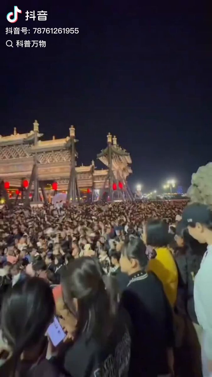 国庆第二天 中国各地都出现了人山人海的情况，人们纷纷走上大街，声援彼此，才放7天假，大家一起推翻这万恶的体制🐶