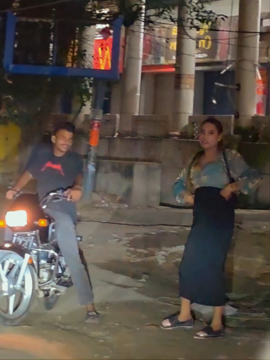 कल रात लगभग 9 बजे मुझे घर लौटते समय एक फ्लाईओवर के नीचे बेहद खूबसूरत लड़की खड़ी दिखाई देती है, जिसकी उम्र लगभग 20 साल के आसपास ही होगी... उसके पास एक बाइक सवार लड़का उसे अपनी बाइक पर साथ चलने के लिए बोल रहा था, लेकिन वो उसे मना कर रही थी... सड़क पर गड्ढों के कारण मेरी गाड़ी बहुत कम स्पीड में थी, और उन दोनों की गतिविधि देखकर मामला कुछ गड़बड़ लग रहा था, इसलिए मैने अपनी गाड़ी की स्पीड और भी कम कर ली थी... अब जैसे ही मैं उस लड़की के पास पहुंचा उसने तुरंत हाथ से कुछ ऐसा इशारा किया कि जैसे वो मुझे जानती है... मेरी कार रुकते ही वो बाइक सवार लड़का तुरंत वहां से रफू चक्कर हो गया... मैं समझ गया कि लड़की ने बाइक सवार लड़के को भगाने के लिए ही मुझे रोका था...