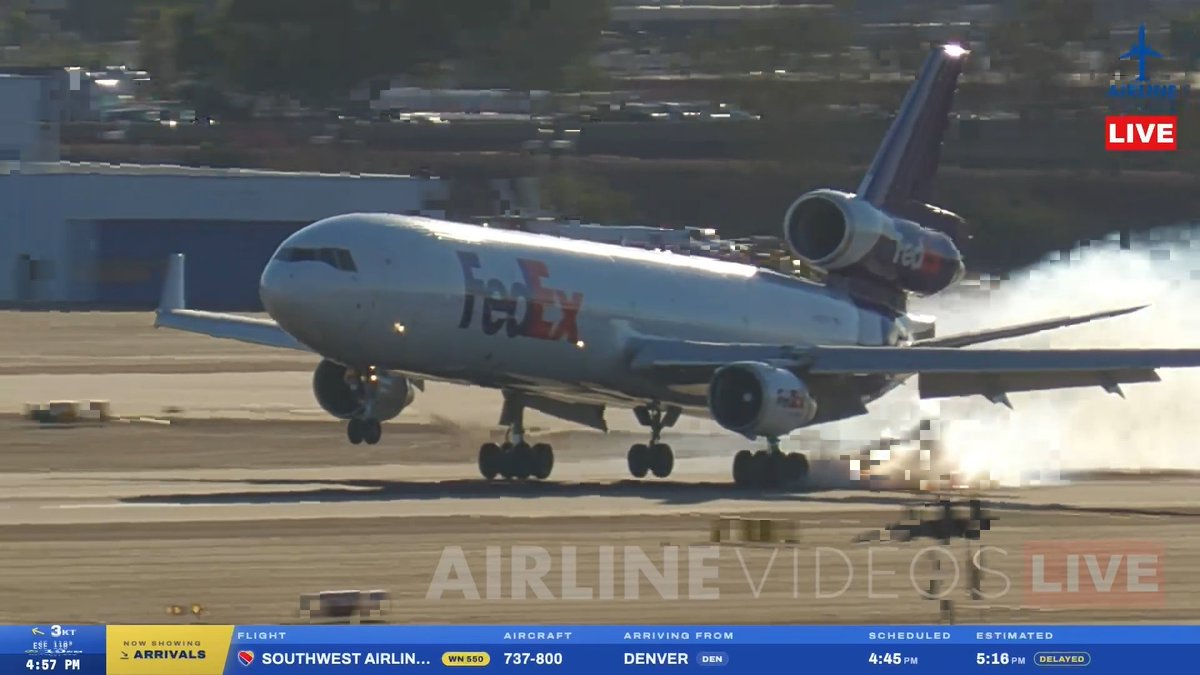 You just can’t beat a FedEx MD-11 arrival! 📦✈️ Inbound from Memphis, this cargo workhorse makes its approach into Phoenix Sky Harbor Airport and lands on Runway 7R. Captured LIVE on the Airline Videos Live broadcast, October 1st, 2026!