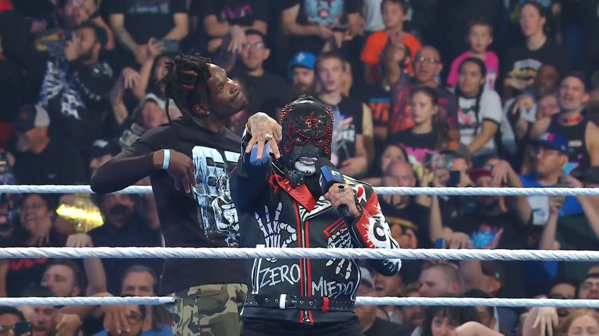 Penta tiene claro que es lo que va a hacer una vez que gane la Lucha de Escaleras de #MITB 💼😎👌 #SmackDown