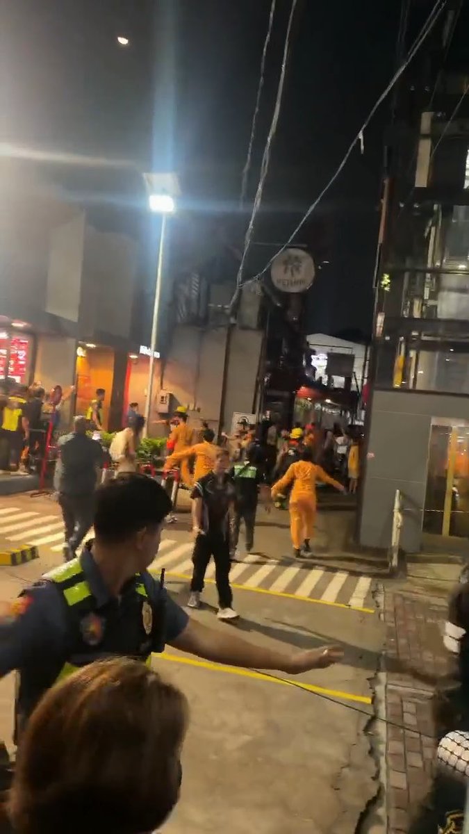 📍Happened earLier today sa EDSA This is not a drill. Grabe na talaga ang mga suįcídė cases ngayon. 💔 In this time of crisis, please take the time to communicate with your loved ones. A simple “Kamusta ka?” can change the narrative of someone’s life. Take time to see and spend time with your family members. And if someone reaches out to you, please stop whatever you’re doing and take the time to listen and be there for them. And if you’re one of those who are struggling with financial, mental, physical, or emotional issues, I’m here to remind you that you don’t have to carry everything alone. Surrender it all to our Lord. Trust Him, and allow Him to guide and strengthen you through whatever problems you are facing right now. You matter. Your life matters. Please keep going! 🤍🙏