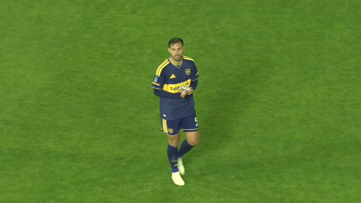 ¡LA OVACIÓN DE CADA PARTIDO! Todos de pie en La Bombonera para aplaudir al capitán de Boca que antes de dejar el campo de juego le dejó la cinta a Delgado.