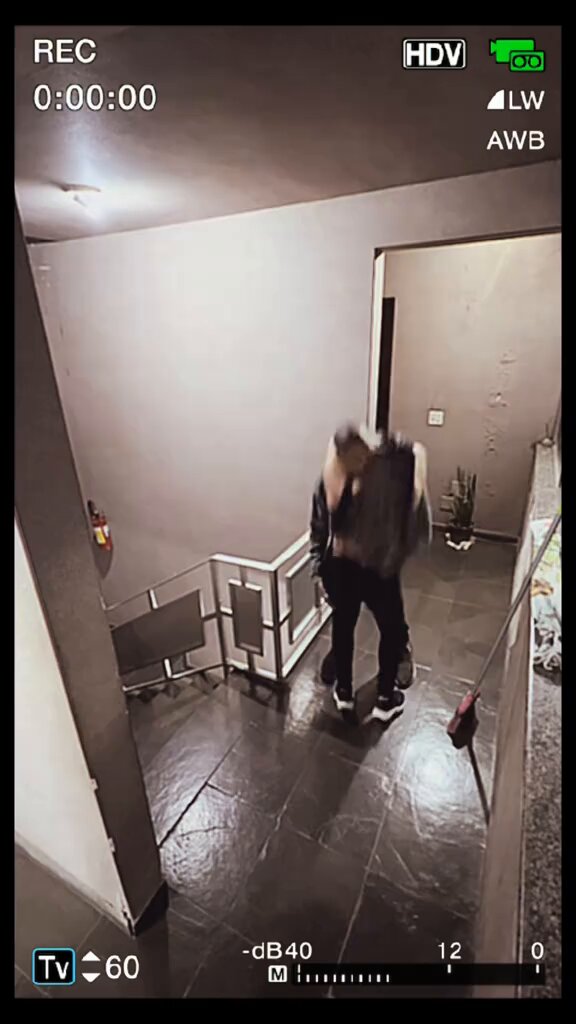 الخاده ومنظفه المنزل تواعد رجل ثري دون ان تدري زوجته ولكن ما حدث في الاخير كان صادم😳 لاحظ زوجه الثري؟؟
