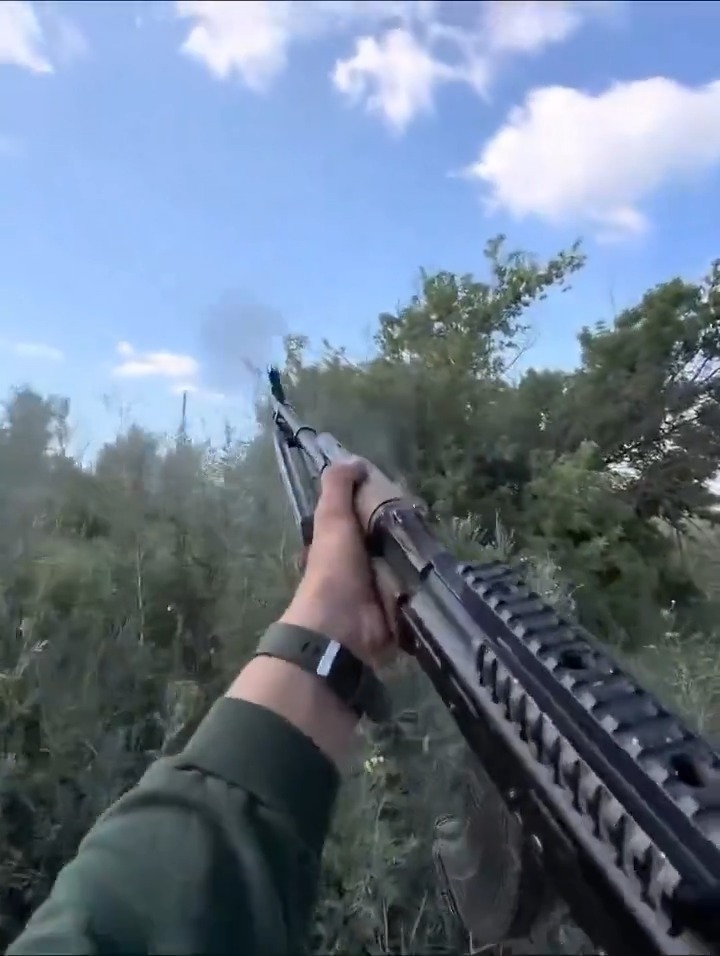 Reportedly recent footage showing a soldier equipped with a RPK (🤌🏽) engaging a FPV drone. This round goes to the RPK 💥 Avoid modern drone warfare accordingly... #war #russia #ukraine #drone #rpk #SAW #warsawpact