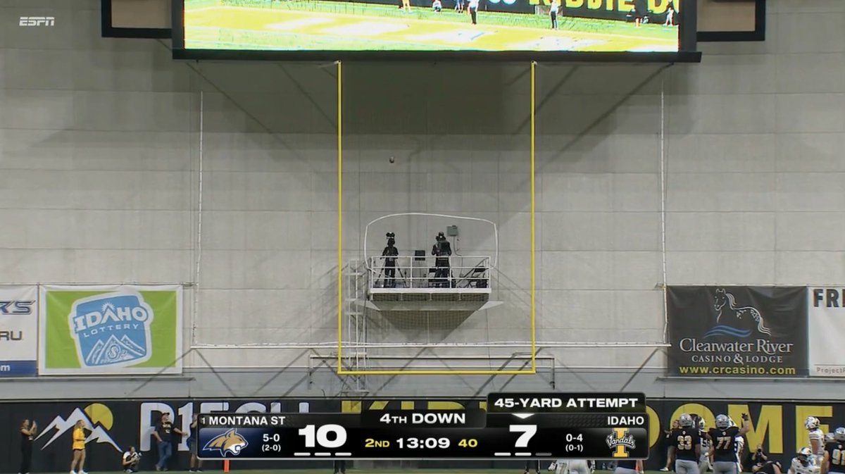 The famous floating FG posts 🪄