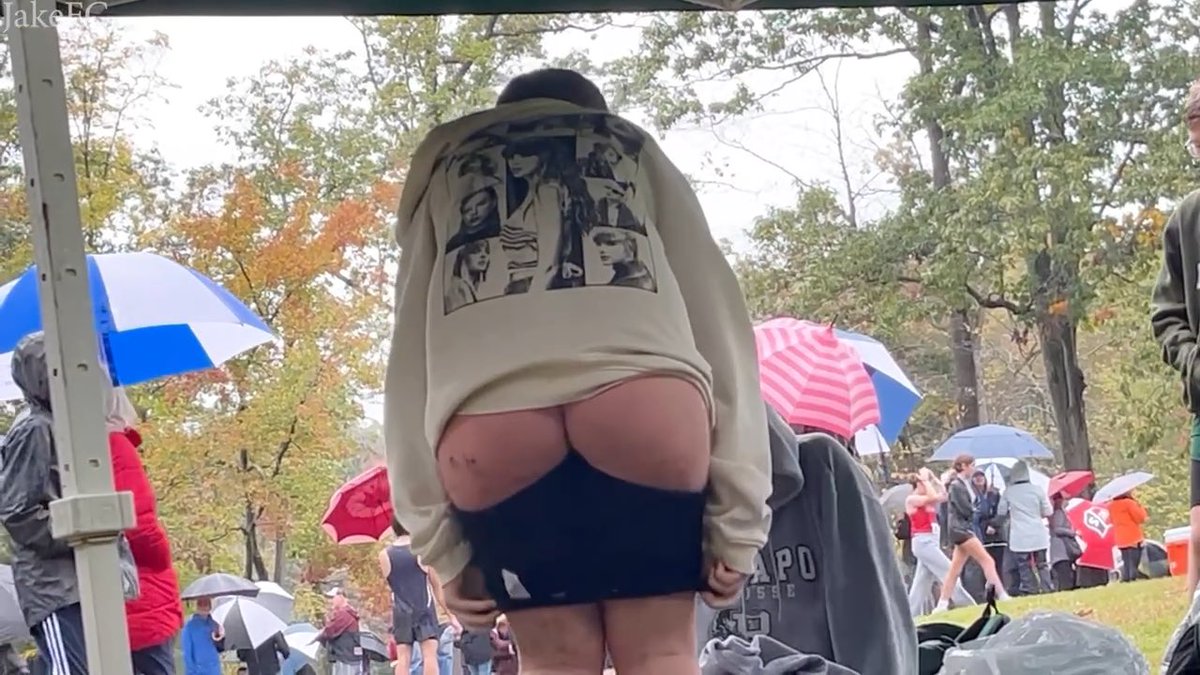 Getting changed after a rainy race can be a struggle when there’s no real privacy at these meets🙄 luckily she was quick and her cheeks weren’t out for long…