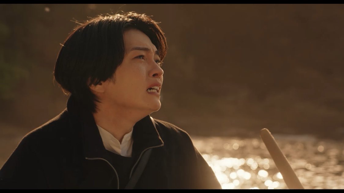映画『時給三〇〇円の死神』 生きれば生きるほどに、自分が「大人になったなぁ」と、そんな風に感じる頃に立ちはだかる現実の壁。 自分の描いた夢や未来は、煙のように掴めないと突きつけられた時に、貴方ならどのように生きようと思いますか。 思い描いていた未来は消えた、お金もない、心の余裕もない、残酷な世界にただ、いるしかない。 そんな時に出逢った時給三〇〇円の死神のバイト。 どんな世界が待っているのか。 何に心を動かされるのか。 雪が降り積もった朝のような、澄んだ儚い空気感を常に感じながら… 藤まる先生の小説を大切に、 映画にしております。 絶賛上映中です。 映画館にてお待ちしております。 #映画時給300円の死神