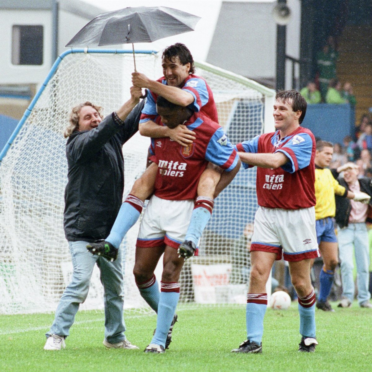 Dalian Atkinson scored one of Aston Villa greatest ever goals #OnThisDay in 1992 😍 #AVFC
