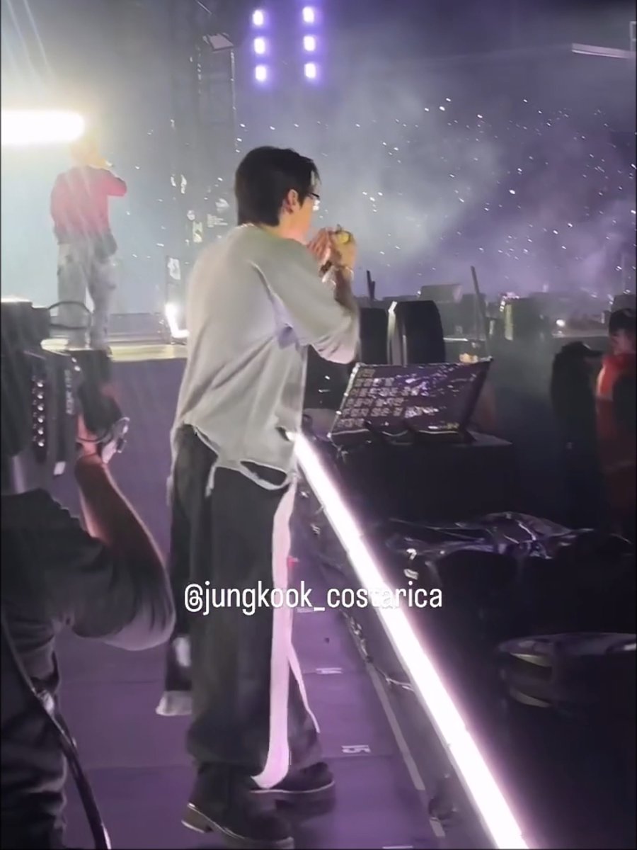 jungkook sending kisses while singing ‘i’m fine’ :(