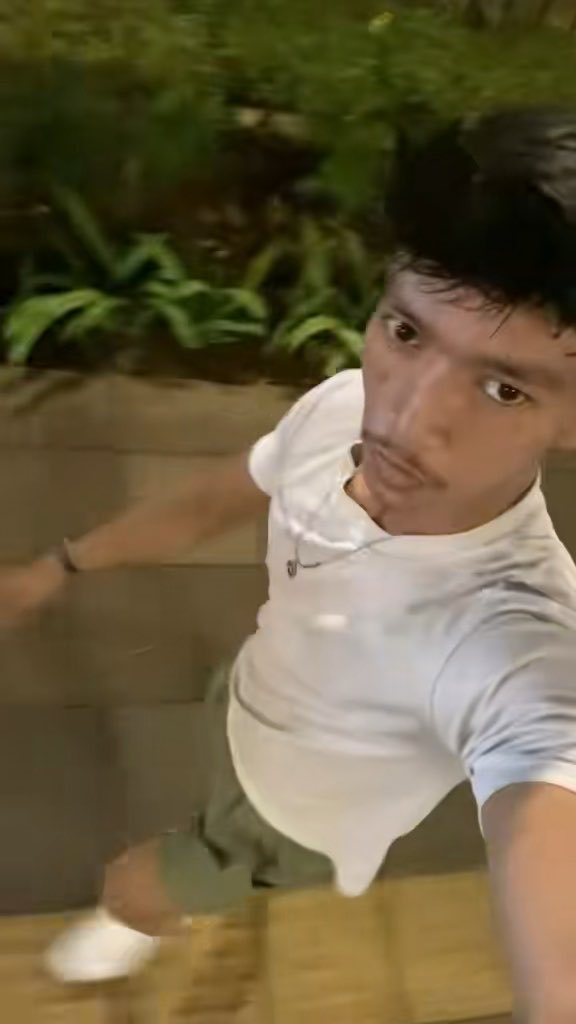 Paling bner kmna mana sendiri nunggu org pada gak jls, dan gua mengartikan gua gk punya tmn, salah gak?