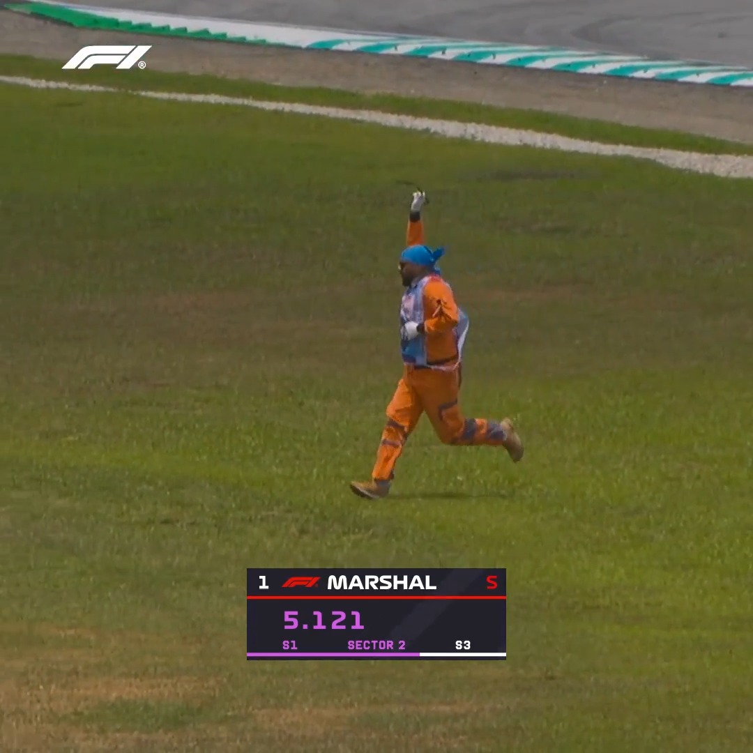 Rapid recovery! 💨 Well done that marshal 👏 #F1 #BahrainGP