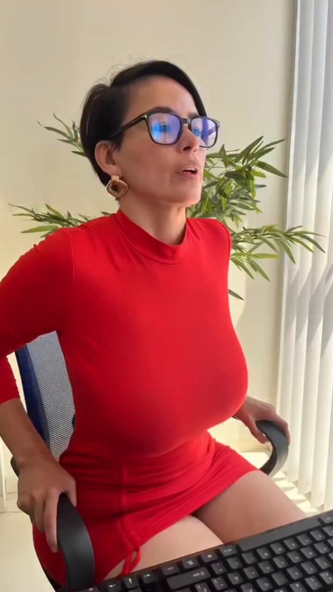 How can a 64 yrs old granny look this Hot 🔥 ??😳