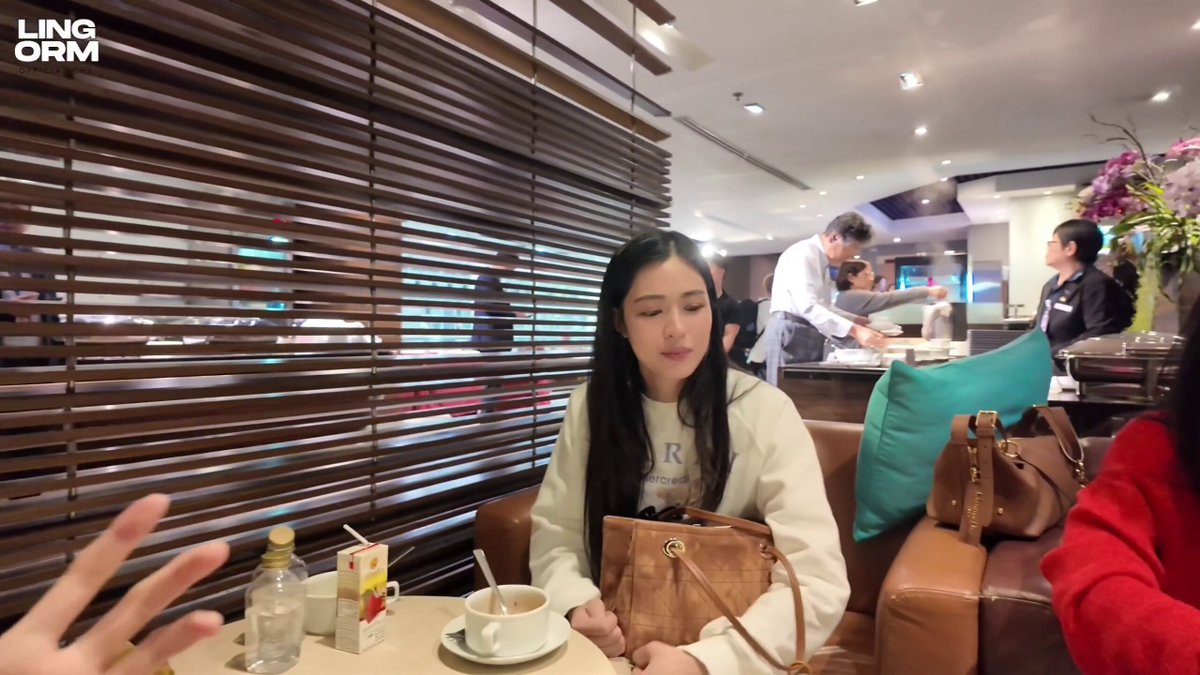 HAHAHA the way Ling's eyeing Orm's plate. And the khao tom mat in the airport lounge is apparently produced by Sethachon (Orm's family company)!? SO COOLLLLLL 😚 #LinglingKwong #OrmKornnaphat‌ #LingOrmDiorSummer27 #LingOrm #Dior #DiorSummer27 #PFW