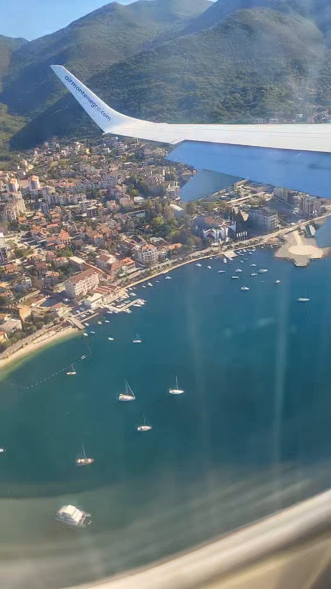Od kako dolazimo u CG avion je prvi put sleteo na Aerodrom Tivat iz pravca Boke 😁