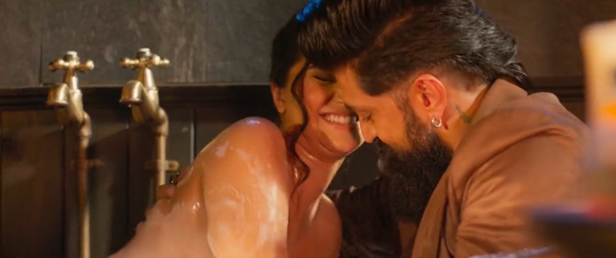 🔥 YASH × TARA SUTARIA — PURE ROMANCE, PURE TOXIC! 🖤🔥 That bathtub scene has a whole different vibe — chemistry, intimacy &amp; cinematic aesthetics! 👀✨ #Toxic #Yash #TaraSutaria #CineArenaTN