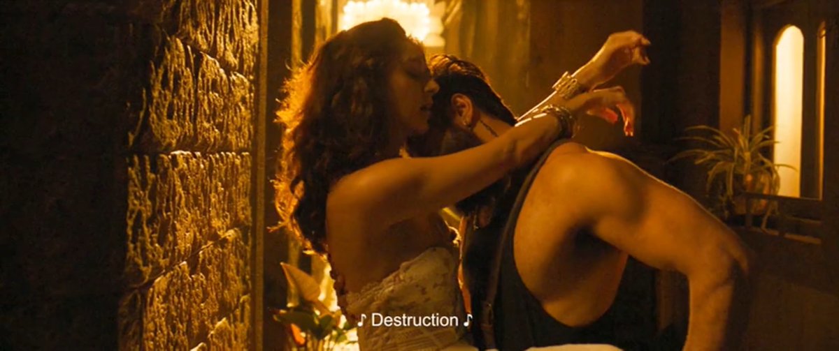 🔥 YASH × KIARA — ALL THE MAKING-OUT &amp; INTIMATE SCENES IN #TOXIC! 🥵🖤 The chemistry is definitely going to set the internet on fire! 🔥👀 #Toxic #Yash #KiaraAdvani #CineArenaTN