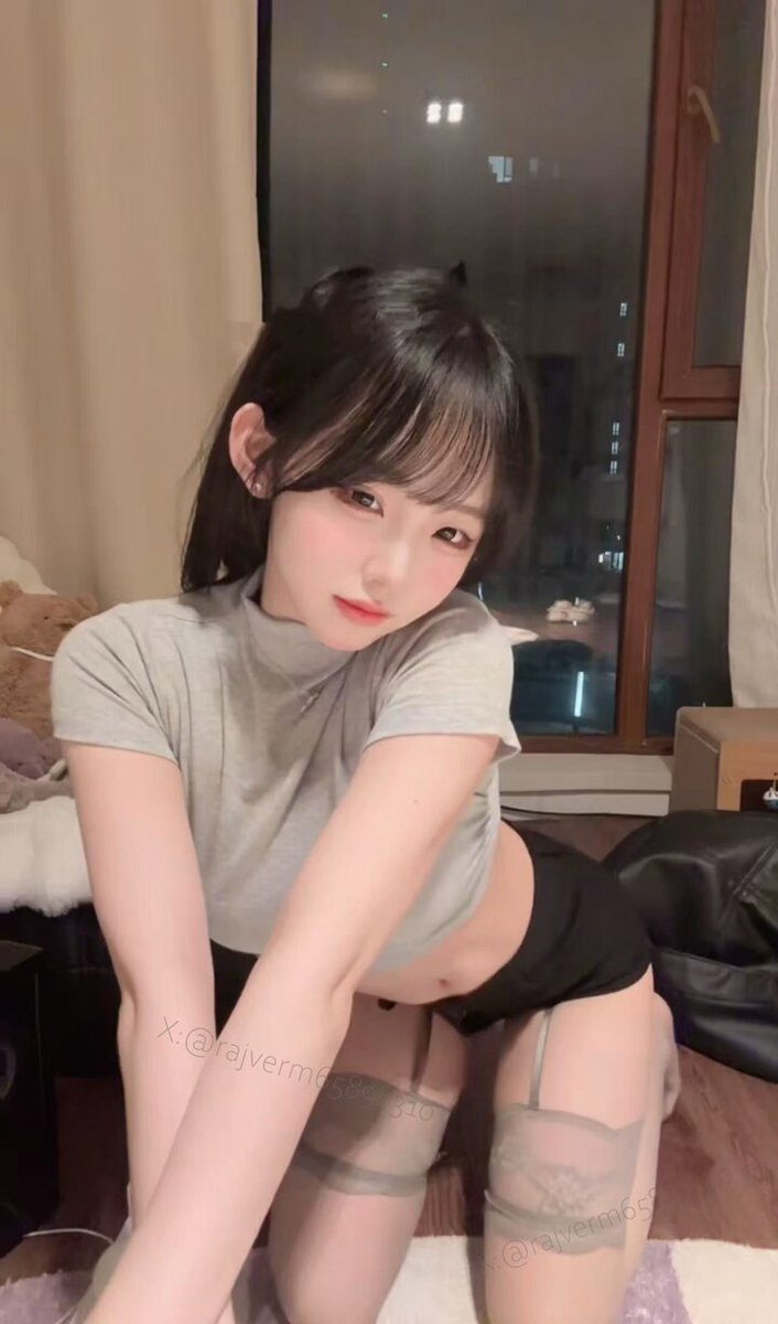 오빠들 나 가터벨트 찻는데 허벅지 살찝혀서 미치겟어ㅋㅋ 오프 뛰기전에 혼자 만지작거린 짧은 영상 디엠주면 보내줄께🤍
