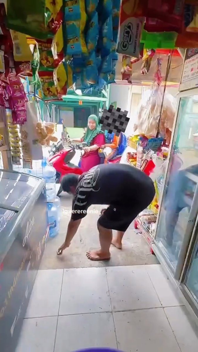 Wah gila ini total gasopan udh gk turun dr motor duit 100k cuma beli aqua gelas dua biji duitnya dilempar pula sc: ig rererennie