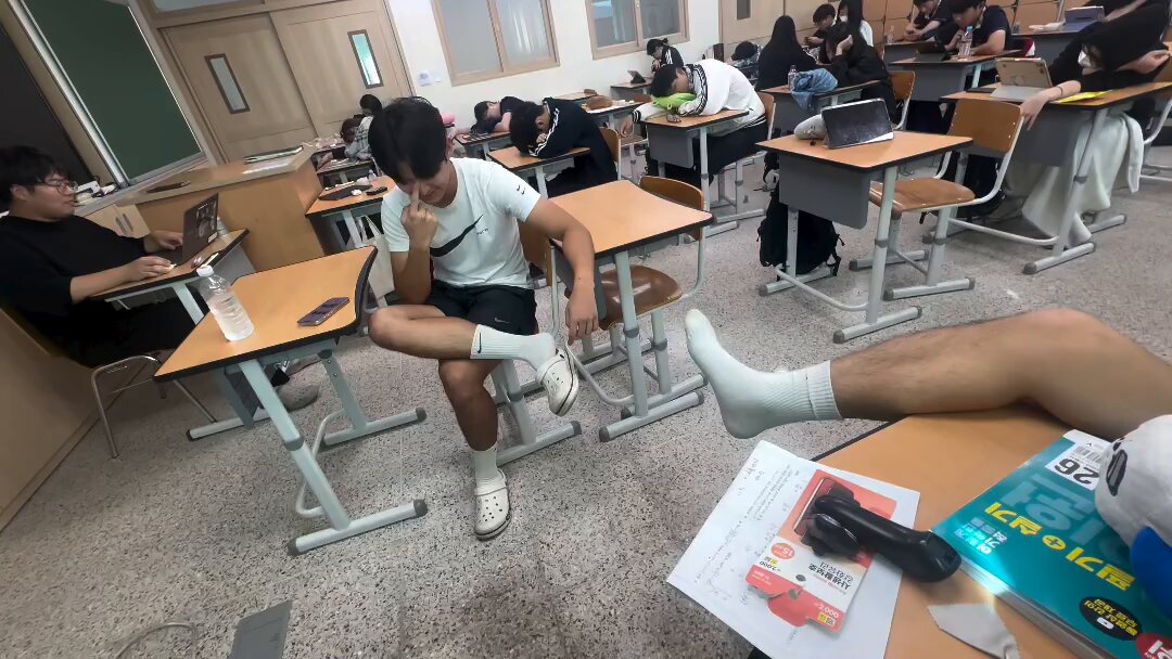 🤪 大冒险输了，要来闻本少爷白袜大脚🦶🏼 😎 这是惩罚还是奖励啊 🤑